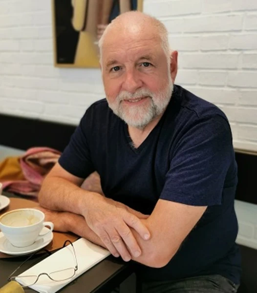 Hypnosetherapeut Jürgen Grahmann beim Kaffee